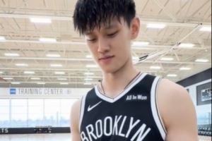  来自哈尔滨的曾凡博当评委 来评评篮网队友们的东北话