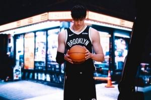  曾凡博晒身穿篮网球衣照：由衷感谢大家 我会去全力追赶这个夏天