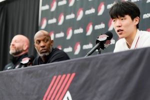 比卢普斯:杨瀚森训练中不理解一些战术点 我会叫停给他详细解释