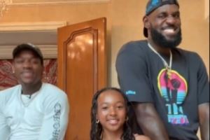 詹姆斯带女儿朱莉与网红Tylil James秀舞技 老詹表情亮了!