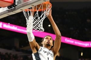 文班7次失误!米奇:季前赛他尝试不同打法与不同阵容搭配磨合
