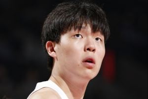 媒体人：杨瀚森被爵士内线打爆了 没摘得任何1个篮板确实有点离谱