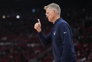 科尔：季前赛球队确实存在失误问题 巴特勒回归后情况会变好