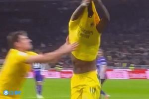 衣领碍事了？莱奥脱衣庆祝被加比亚拦截，随后福法纳帮莱奥立衣领