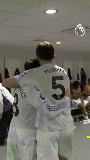英雄凯旋！马奎尔赛后回到更衣室，队友拍头鼓掌欢迎+B费搞怪庆祝