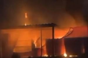 太阳报：英甲球队主场昨晚突发大火，目前已被消防队扑灭